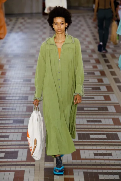 Look 16